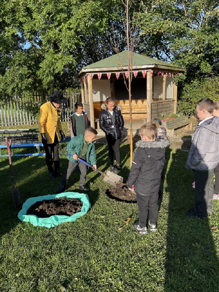 Laurel Avenue Community Primary Goes Green Marking The Queen's Platinum Jubilee 2022