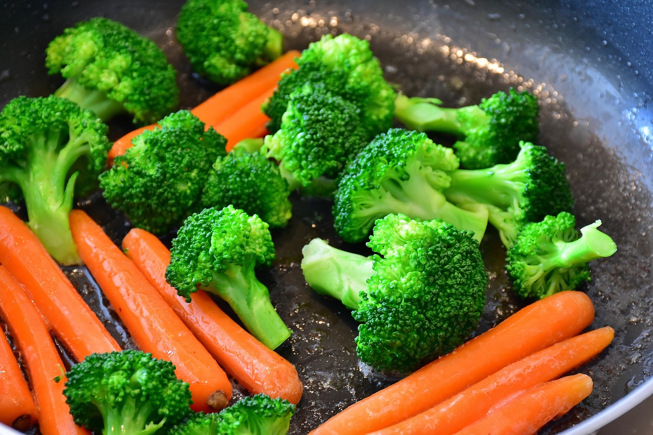 https://pixabay.com/photos/carrots-vegetables-broccoli-carrot-2106825/