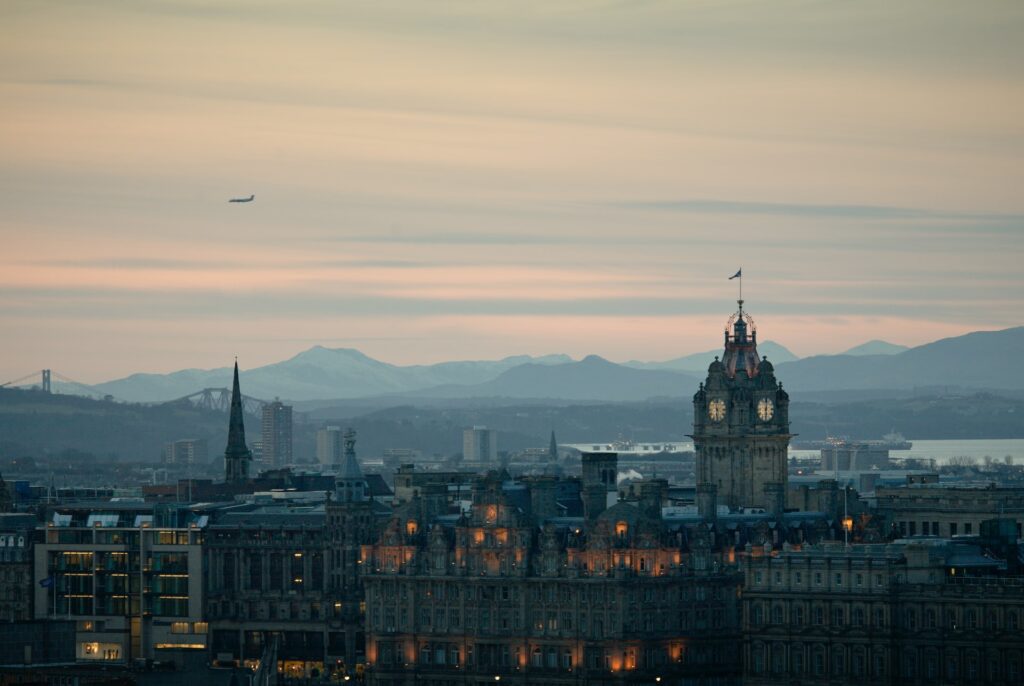 Flights Edinburgh to North America by Joe Tree - https://unsplash.com/@joetree