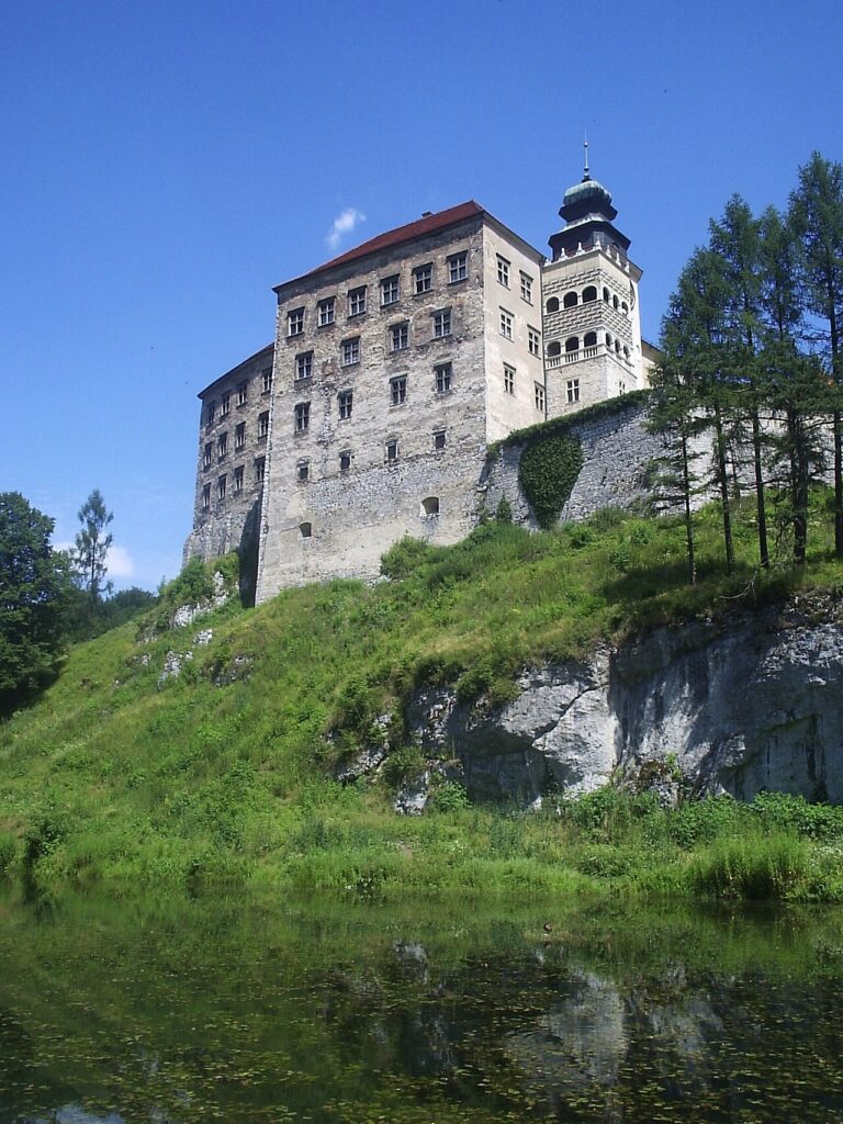 Pieskowa Skała, Ojcowski Park Narodowy - credit: Jan Jerszyński, CC BY-SA 2.5