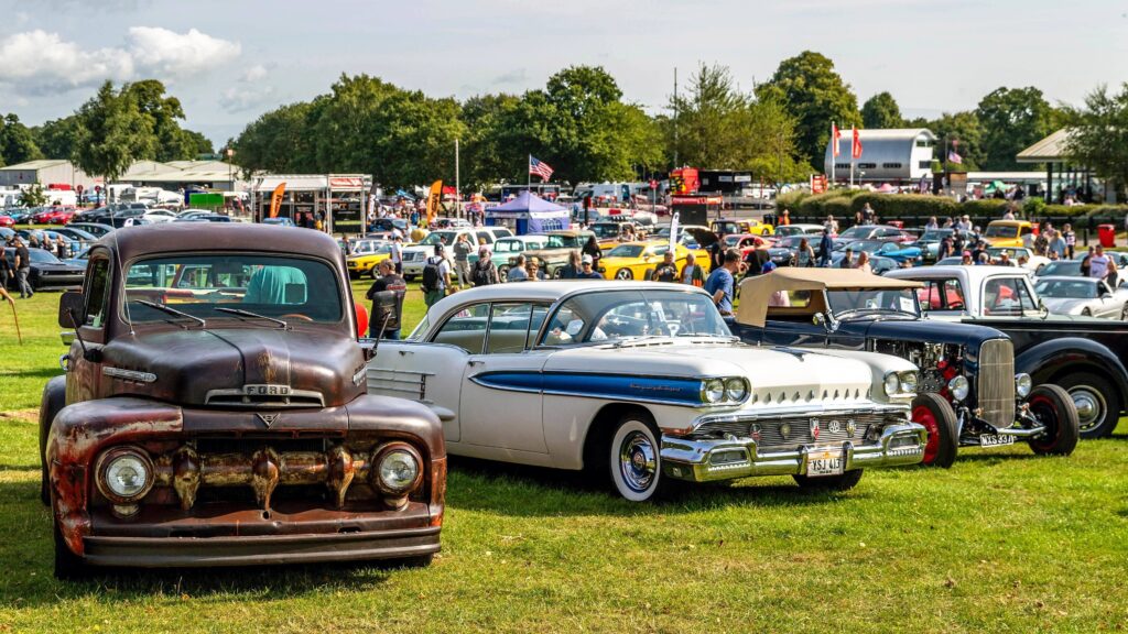 Classic American Cars on Display - OutlonPark