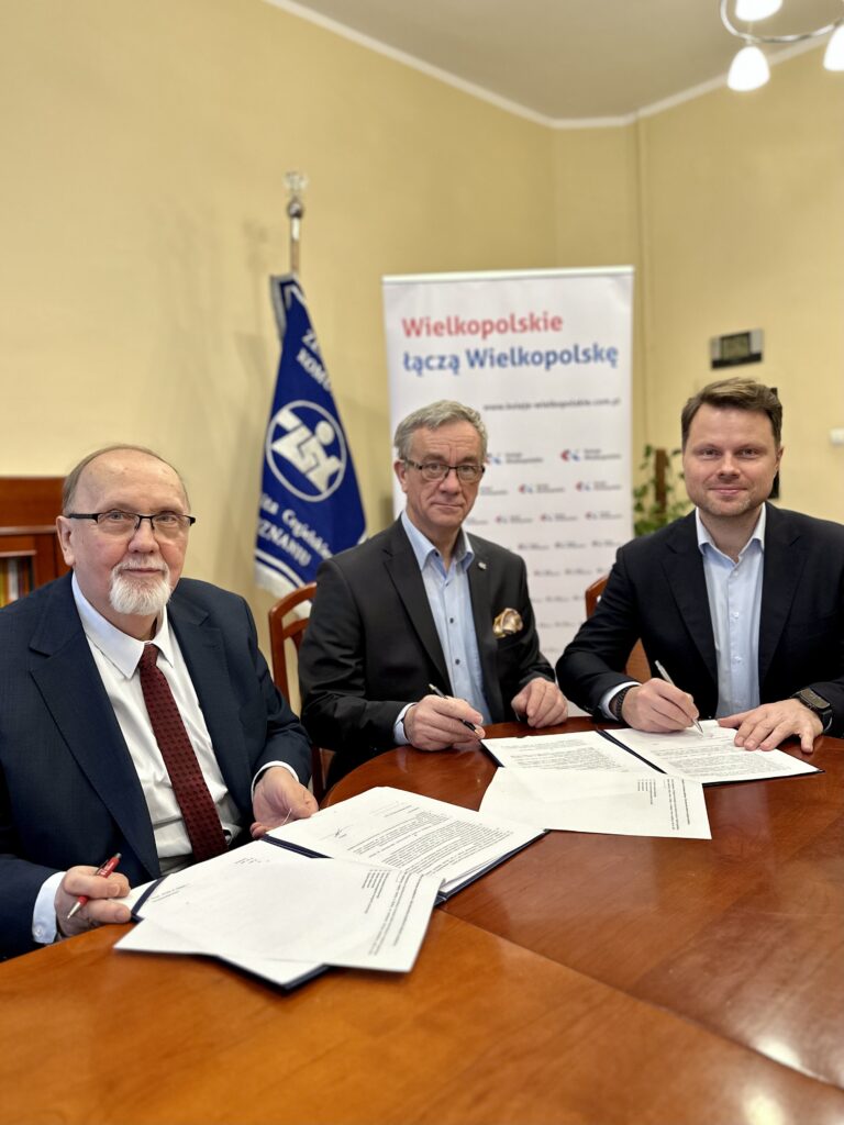 The signing of an agreement between Koleje Wielkopolskie and the Zespół Szkół Komunikacji.