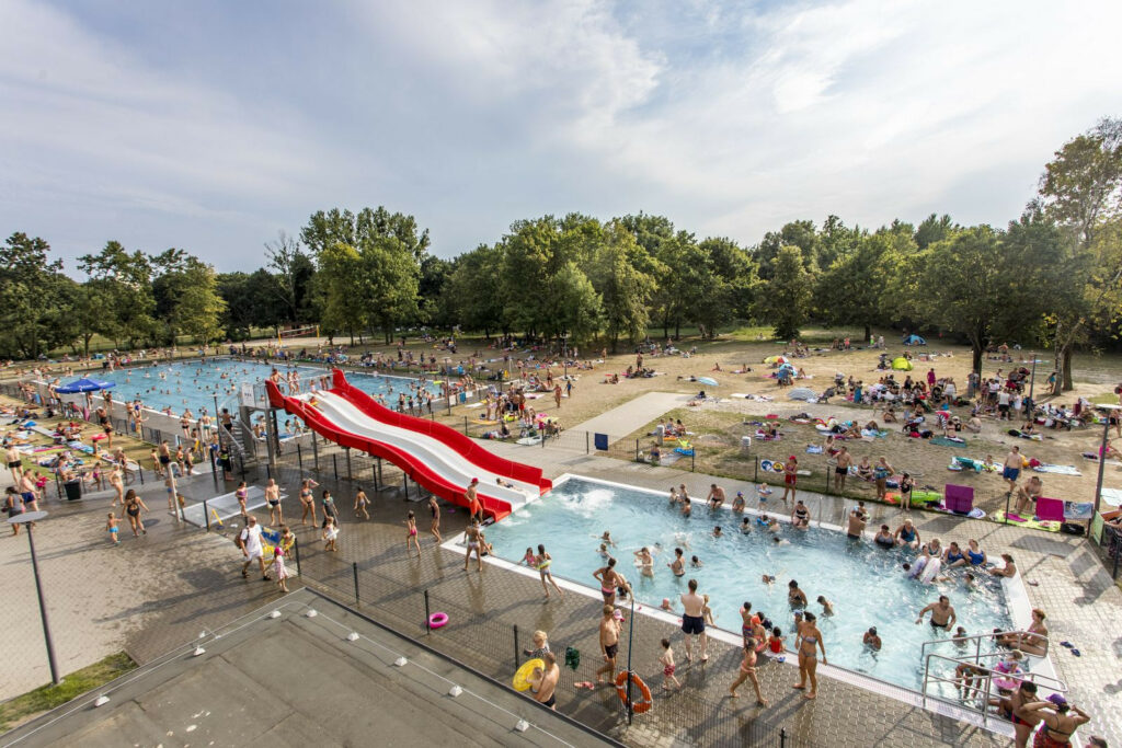 Pool in Park Kasprowicza by Adam Ciereszko