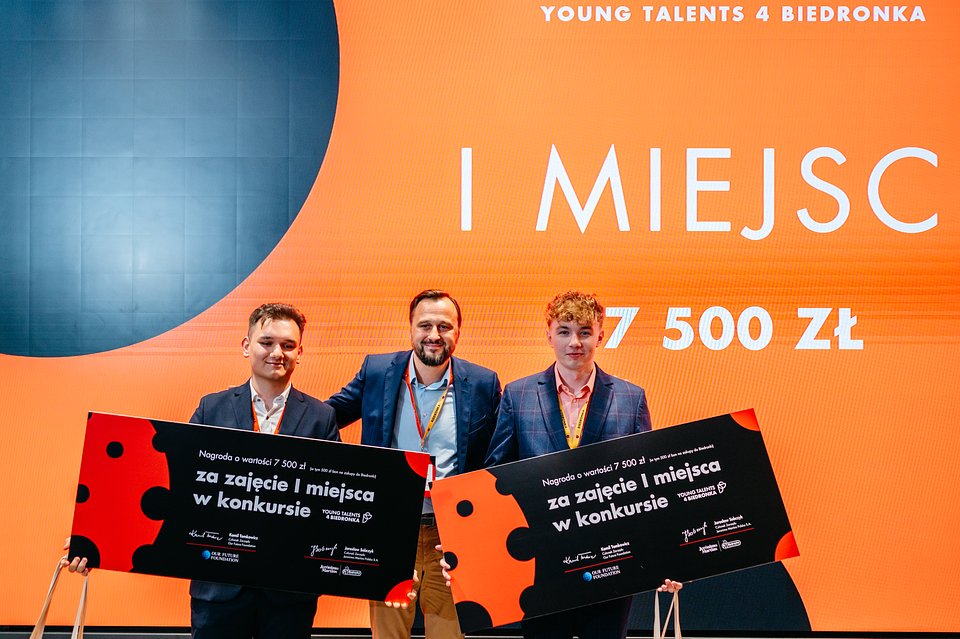 Young Talents 4 Biedronka Gala: In the photo from left: Adrian Minota, Michał Brzęczek (Director of Logistics Operations Improvement at Biedronka - mentor), Mateusz Stebner.