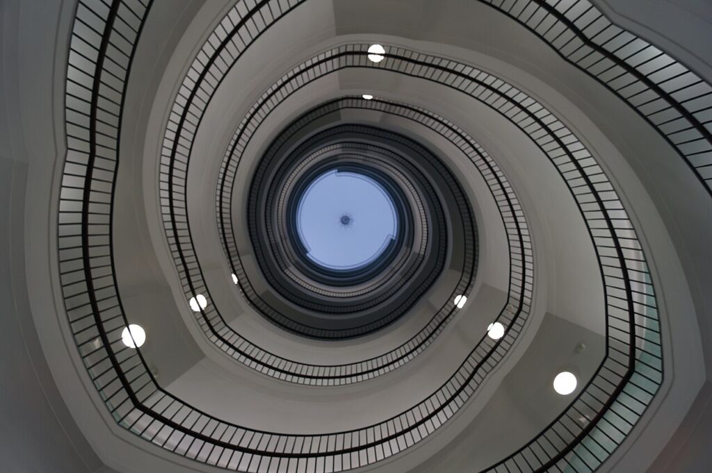 Spiralling stairs inside Okrąglak - Marcin Baliński CC BY-SA 3.0 pl