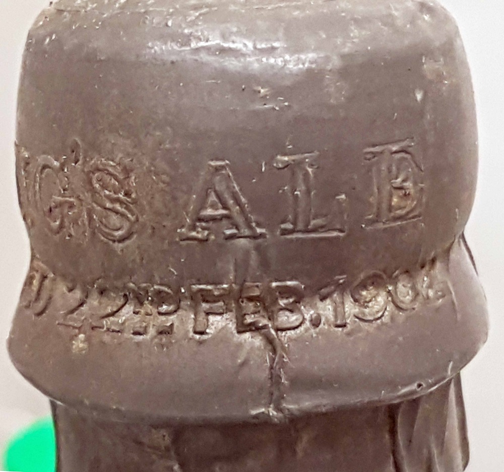 Divers Retrieve Century-Old Beer Bottles From Shipwrecked Vessel Wallachia