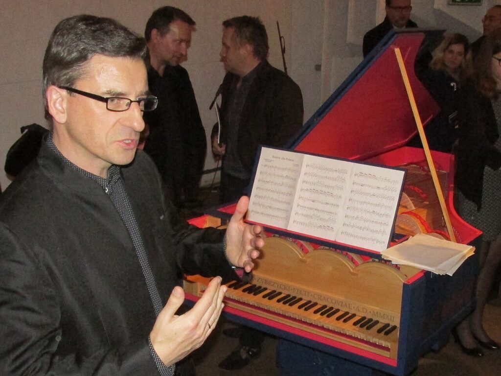 Sławomir Zubrzycki with his musical instrument "viola organista" - credit: Ludek, CC BY-SA 4.0